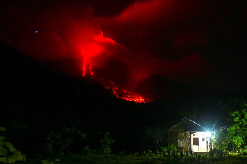 إندونيسيا تجلي المئات من السكان بعد ثوران بركان جبل روانج