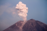 بركان جبل سيميرو أثناء ثوران بركاني كما شوهد في مقاطعة جاوة الشرقية بإندونيسيا - رويترز
