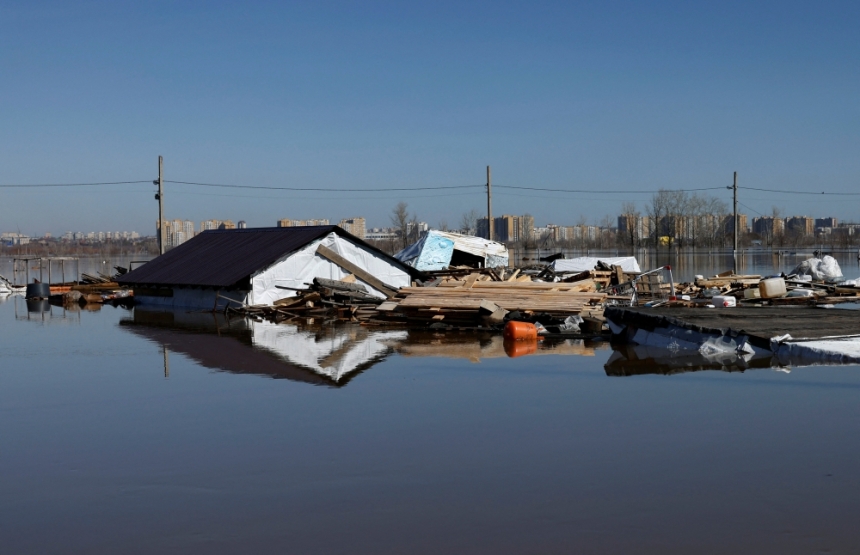 مياه الفيضانات تغمر نحو 18 ألف منزل في روسيا - رويترز