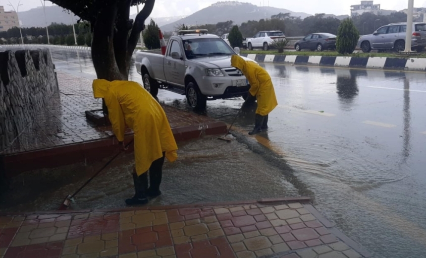 أمانة الباحة تُسخِّرُ إمكاناتها لمواجهة آثار الأمطار