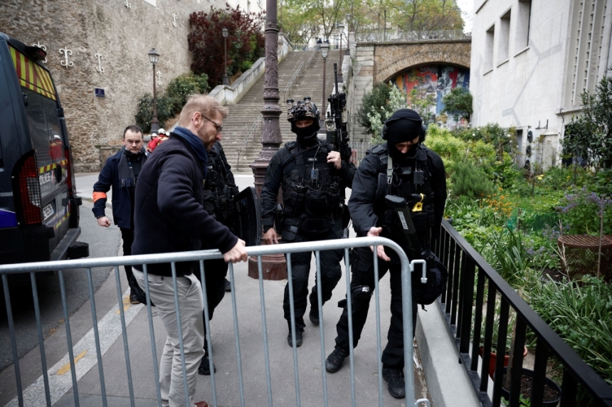  اعتقال رجل هدد بتفجير نفسه بالقنصلية الإيرانية في باريس - رويترز