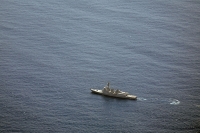 سفينة تابعة للبحرية اليابانية تجري عملية بحث عن المفقودين - رويترز