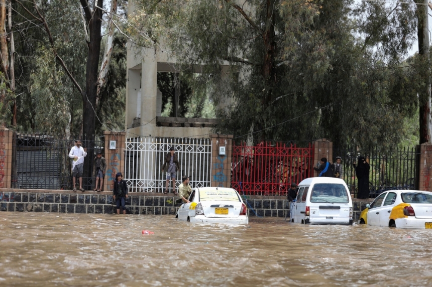 السيول تغرق الشوارع في اليمن- رويترز 