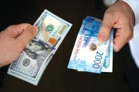 الدولار واليورو يصعدان أمام الروبل الروسي- أرشيفية
