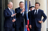 الرئيس البولندي يتوسط نظيريه الفرنسي والألماني - د ب أ
