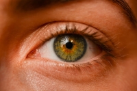 تصل لفقدان البصر.. تحذير من عمليات تغيير لون العين