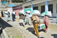 الملك سلمان للإغاثة يوزع 730 سلة غذائية في باكستان والسودان