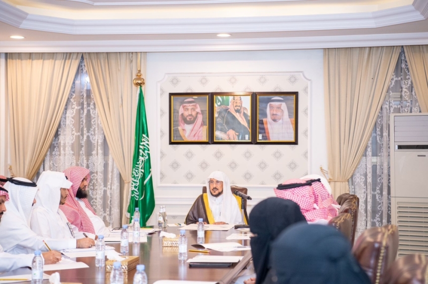 وزير الشؤون الإسلامية يعقد اجتماعاً لمناقشة مشاريع الوزارة خلال موسم الحج - اليوم