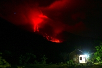 إندونيسيا تجلي المئات من السكان بعد ثوران بركان جبل روانج- رويترز