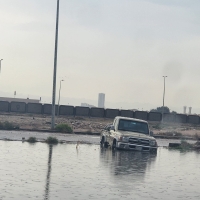 تكدس الشاحنات على طريق ميناء الدمام بسبب الأمطار الغزيرة