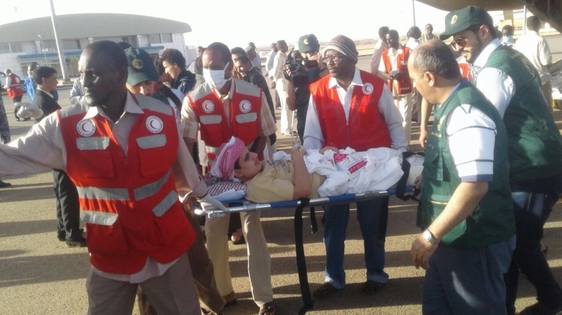 مركز الملك سلمان للإغاثة ينقل 27 مصابًا يمنيًا ويتكفل بعلاجهم في السودان
