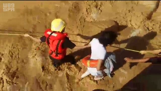 إنقاذ محتجزين بـ« وادي لجب » السياحي بجازان