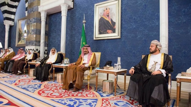 خادم الحرمين الشريفين يستقبل المعزين في وفاة الأمير عبدالرحمن بن عبدالعزيز 
