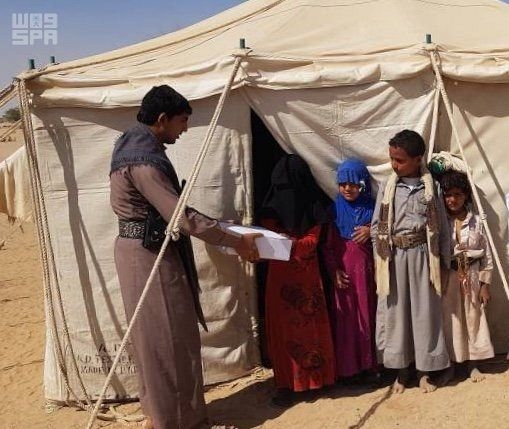  مركز الملك سلمان للإغاثة يواصل توزيع المساعدات الغذائية للنازحين في مديرية الحزم بمحافظة الجوف

