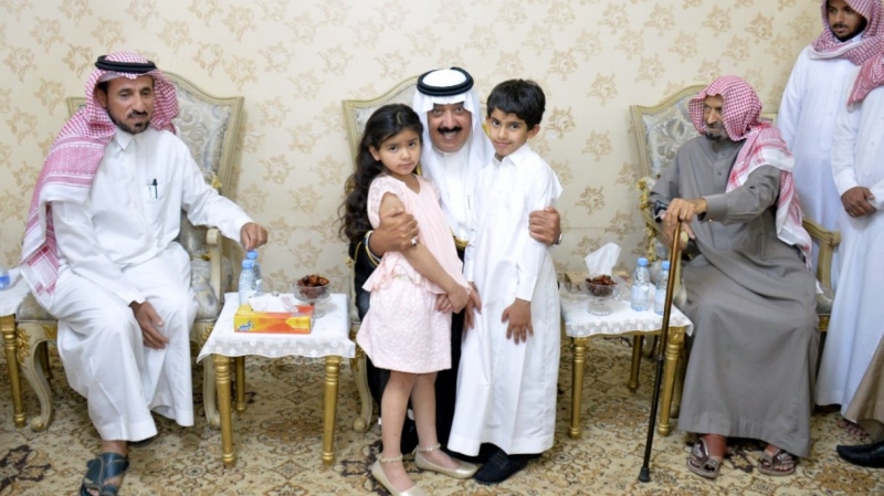 الأمير متعب بن عبدالله يعزي أسرة العجمي
