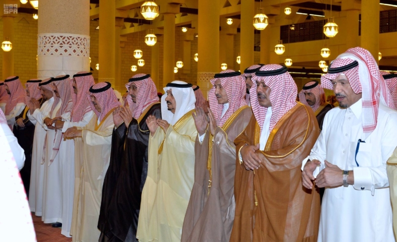 أمير الرياض يؤدي صلاة الميت على الأمير سلمان بن فواز بن سعود
