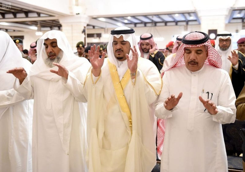 الأمير محمد بن عبدالرحمن يؤدي صلاة الميت على الشهيد الملازم أول الشتوي
