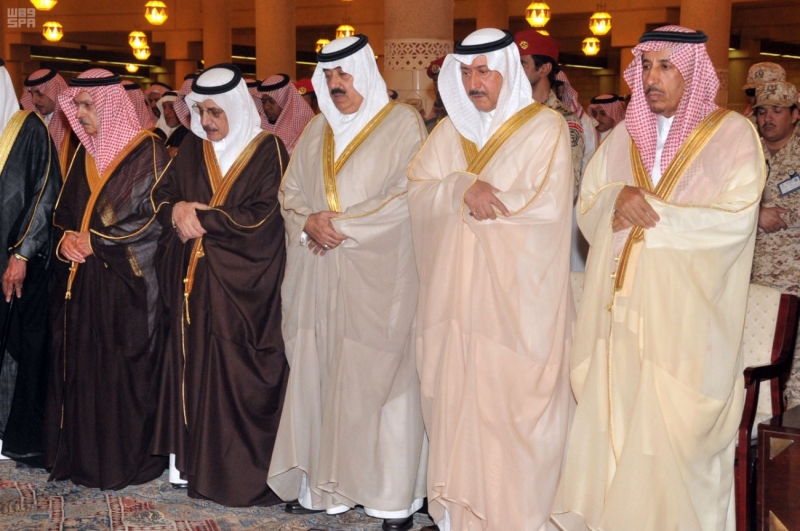 الأمير متعب بن عبدالله يؤدي الصلاة على الأميرعبدالعزيز بن عياف
