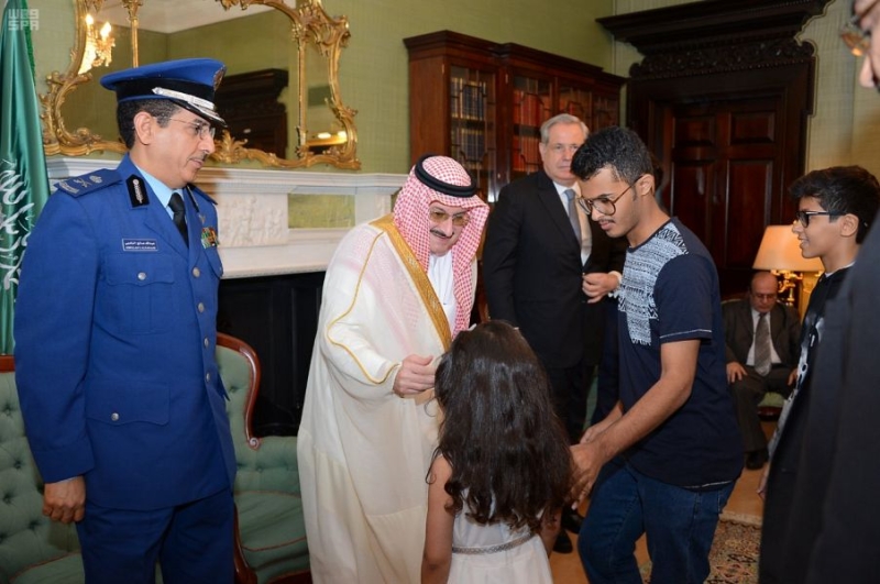  سفير المملكة لدى بريطانيا يستقبل المبايعين لسمو الأمير محمد بن سلمان وليًا للعهد
