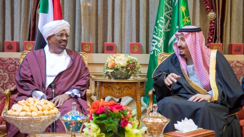 خادم الحرمين يعقد جلسة مباحثات مع الرئيس السوداني