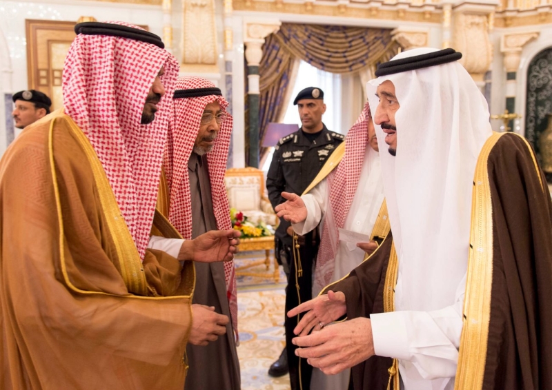 خادم الحرمين يستقبل القنصل السعودي في عدن ويقلده وسام الملك عبدالعزيز من الدرجة الثالثة 