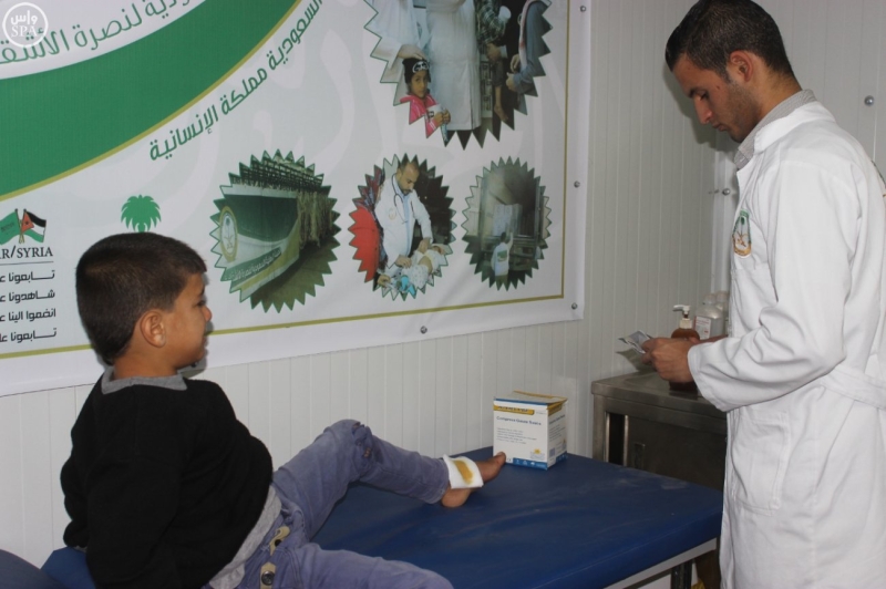 العيادات التخصصية السعودية تعاين المرضى السوريين في مخيم الزعتري