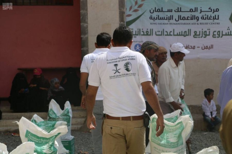  مركز الملك سلمان للإغاثة يستكمل توزيع 8000 سلة غذائية في مديرية المعافر بتعز