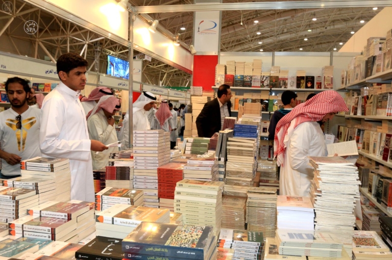  حضور كثيف وتباين في الاهتمامات في أول يومين لمعرض الرياض للكتاب