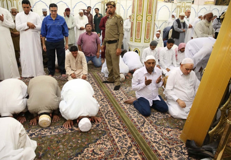 رئاسة المسجد النبوي تجدد سجاد الروضة الشريفة