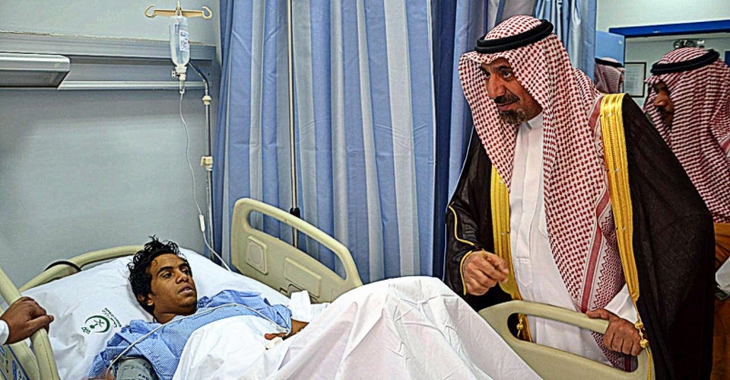  الأمير جلوي يزور المصابين الذين تعرضوا لمقذوفات عسكرية من داخل الأراضي اليمنية

