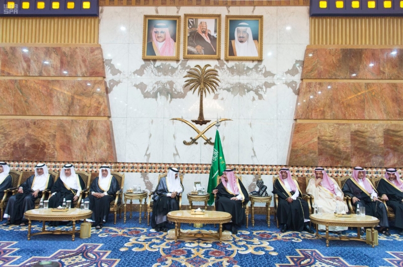 خادم الحرمين الشريفين يستقبل المعزين في وفاة الأمير تركي بن عبدالعزيز آل سعود - رحمه الله -
