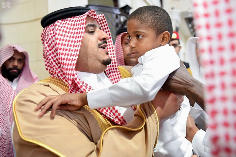 نائب أمير الرياض ينقل تعازي القيادة لأسرة الشهيد مجرشي
