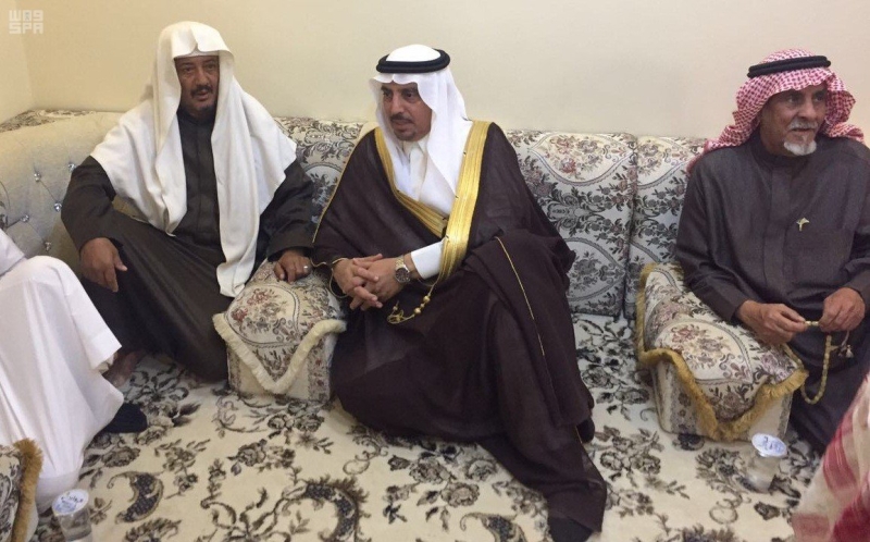 نقل محافظ شرورة إبراهيم بن عاطف الشهري تعازي أمير نجران لأسرة الفقيد خلال زيارته لمنزلهم