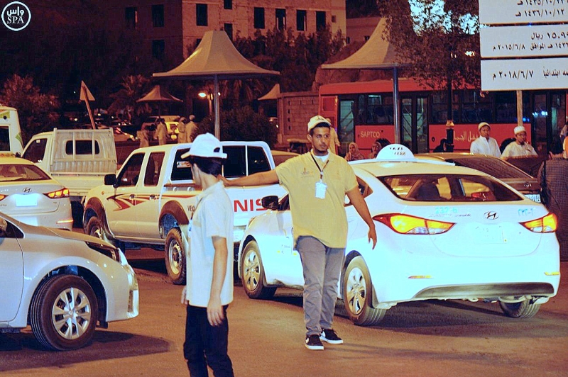  شباب مكة ينظمون مواقف السيارات بكدي تسهيلاً على ضيوف الرحمن
