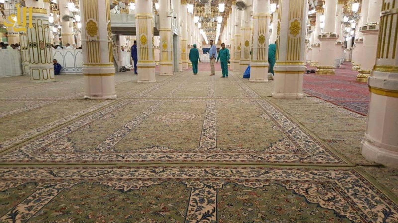 تعرف على 5 مراحل لتنظيف وتعقيم سجاد المسجد الحرام

