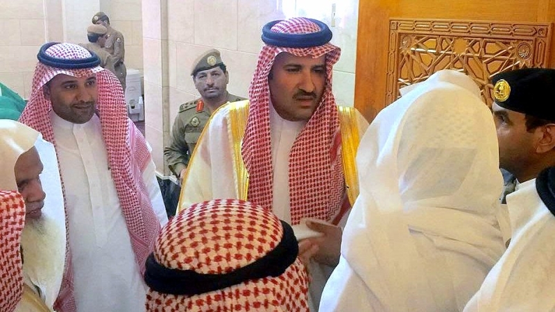 أمير المدينة يؤدي صلاة الميت على شهيد الواجب الجندي عبدالرحمن الشريف
