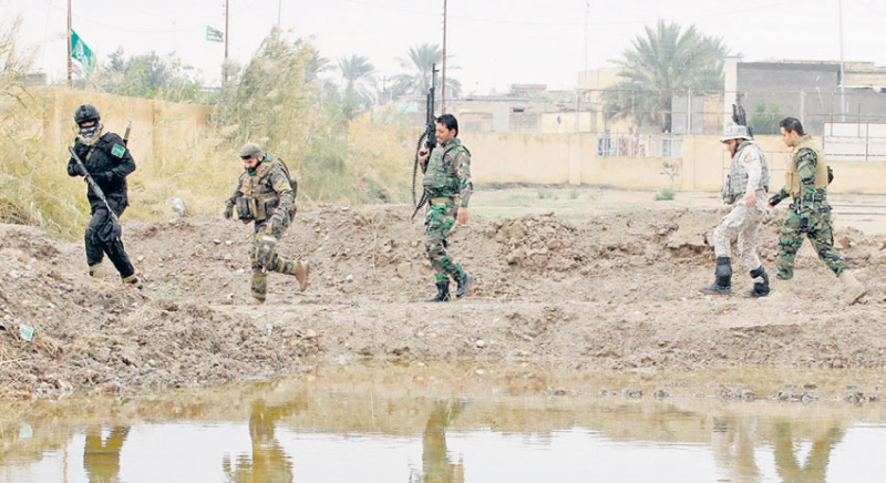 مقاتلون موالون للحكومة العراقية على مشارف عزيز بلد شمال تكريت 