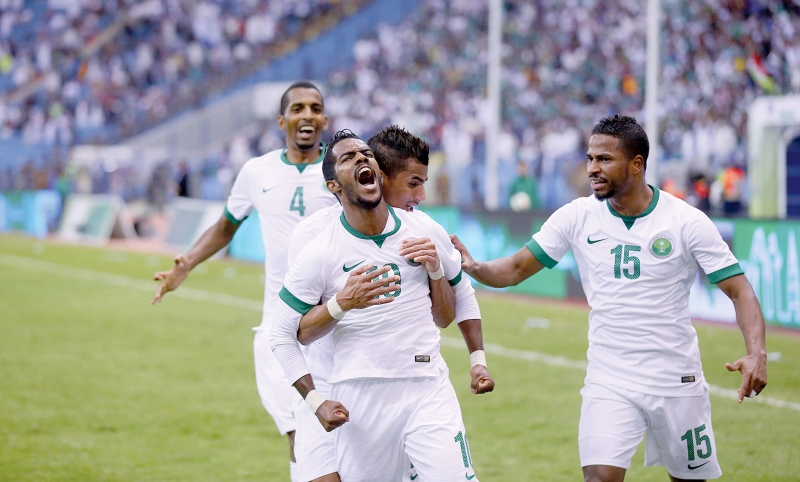 لاعبو المنتخب السعودي يحتفلون بالهدف الثاني في مرمى المنتخب الاماراتي