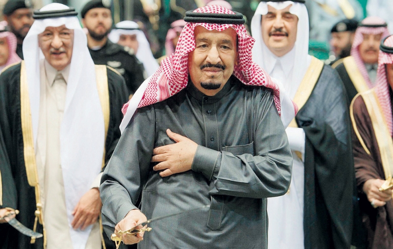 الملك المفدى يشارك في أداء العرضة السعودية بـ «الجنادرية 32» أمس (واس)