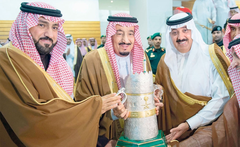 خادم الحرمين الشريفين يسلم كأس المؤسس لأبناء الملك عبدالله