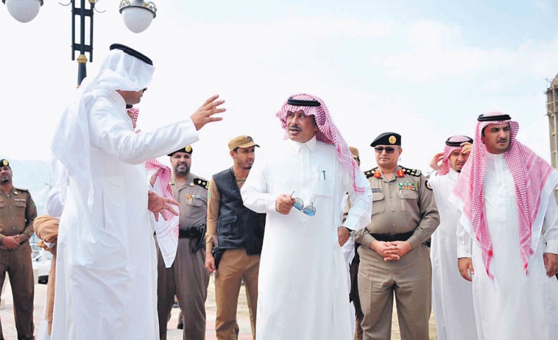  الأمير مشاري بن سعود خلال زيارته محافظة المخواة
