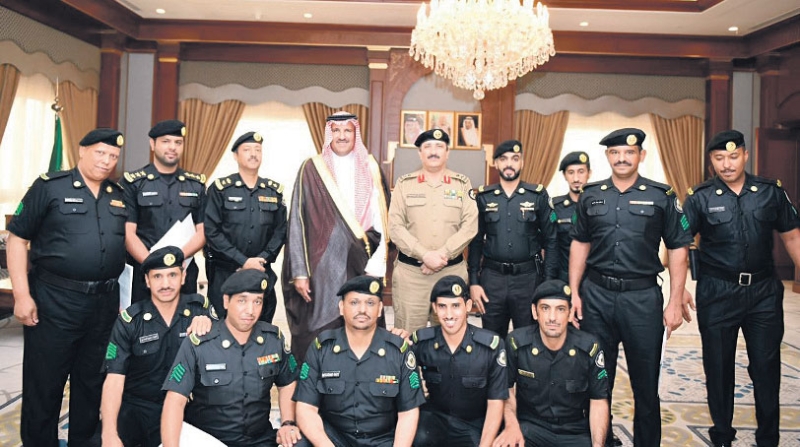 الأمير فيصل بن سلمان يتوسط رجال الأمن المكرمين أمس 