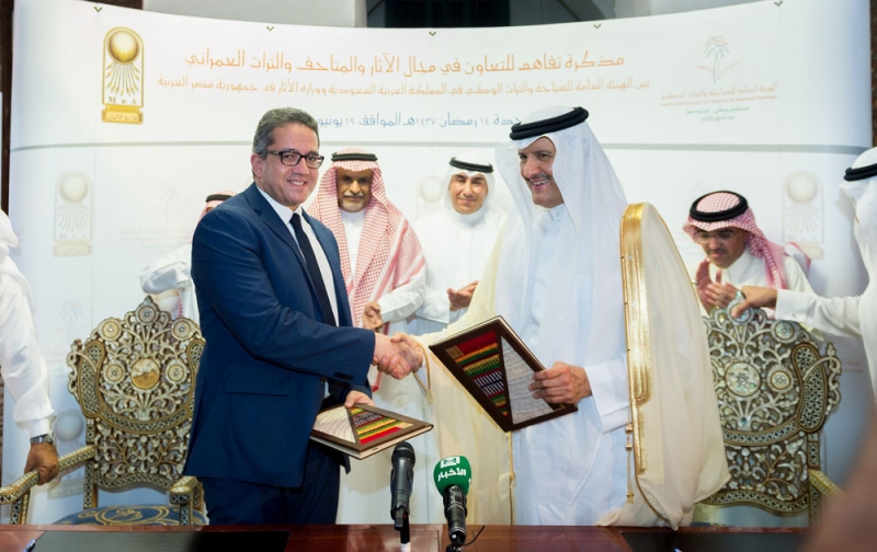  الأمير سلطان بن سلمان خلال توقيع الاتفاقية مع وزير الآثار المصري 