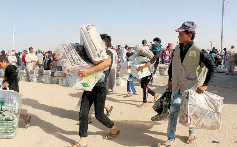 عراقيون يتسلمون مساعدات مركزالملك سلمان للإغاثة