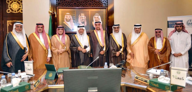 الأمير خالد الفيصل يتوسط أعضاء مجلس نظارة الوقف (واس)