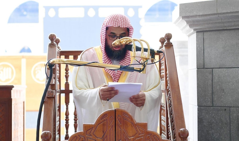 الشيخ الشريم يلقي خطبة الجمعة أمس (واس)