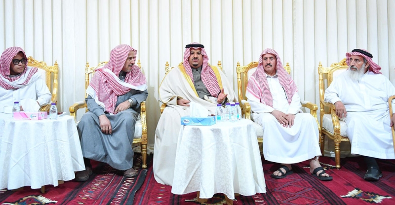 الأمير محمد بن عبدالرحمن يتوسط ذوي الشهيد (واس)