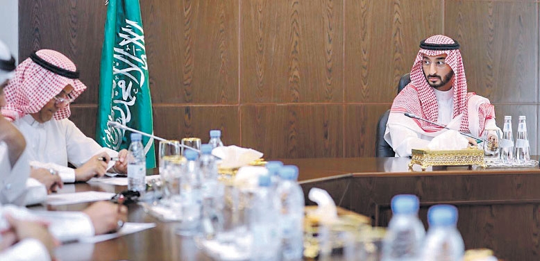 الأمير عبدالله بن بندر يتحدث لأعضاء اللجنة (واس)