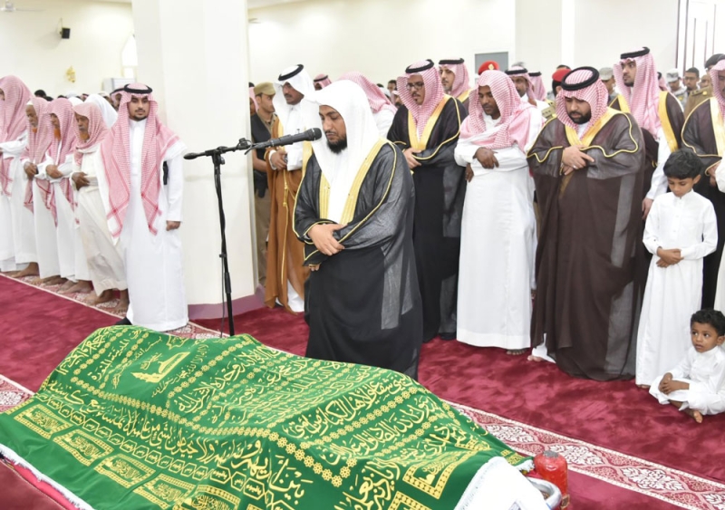 الأمير محمد بن عبدالعزيز تقدم المصلين (واس)
