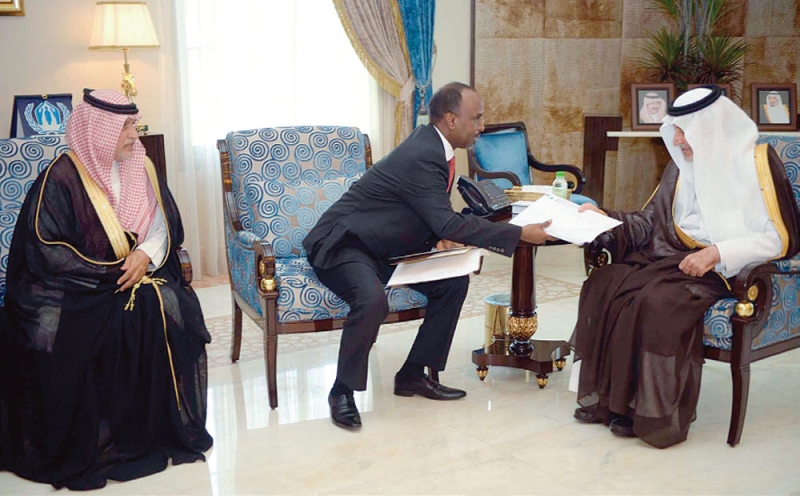 الأمير خالد الفيصل يطلع على جهود «إينا» لتعزيز العمل الإعلامي